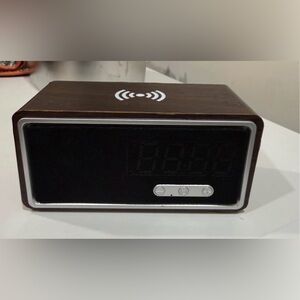 Retro Wood Grain Style BT Speaker Alarm Clock/Wireless Charger Home Style